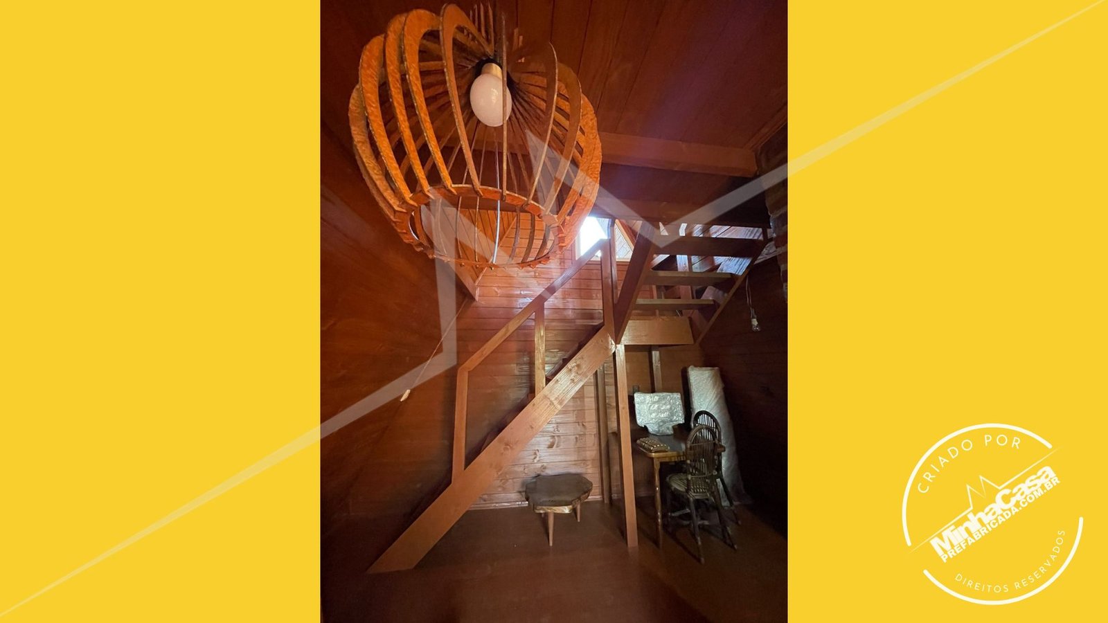 Interior com escada – Pousada Pop 1-3 Interior com escada do mezanino – Pousada Pop 1-3