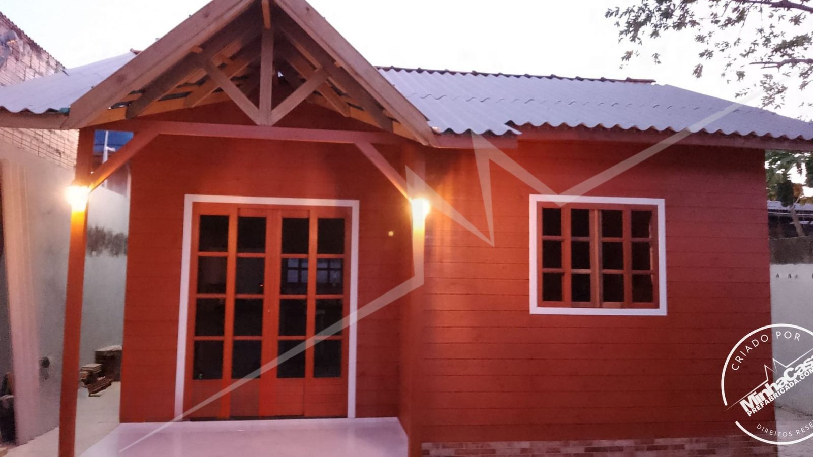 POP 1.3 de 34,35m² — Fachada principal real construída ao entardecer POP 1.3 de 34,35m² pré-fabricado em madeira pinus autoclave — fachada principal real construída ao entardecer