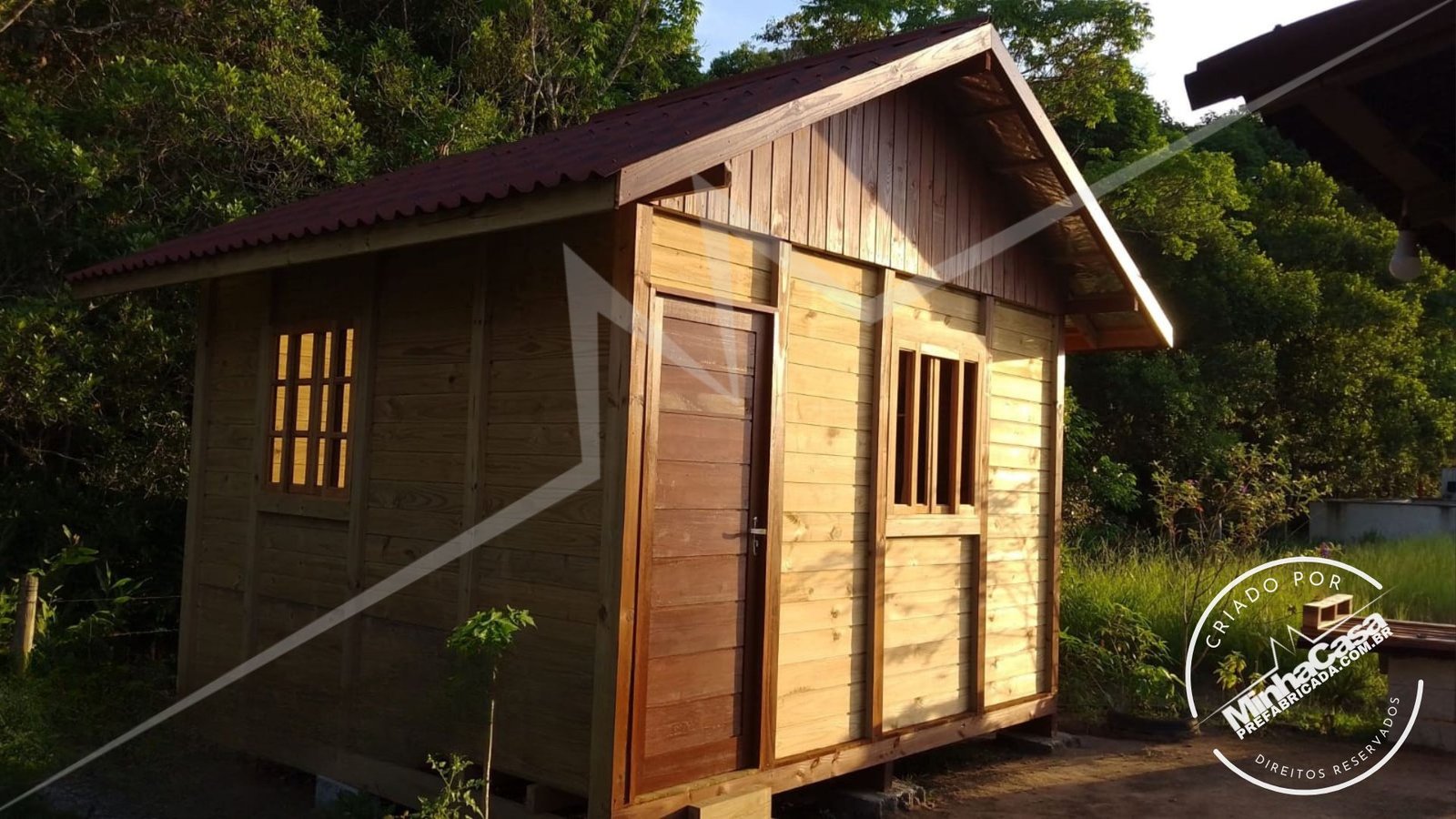 Tiny House TH02 – vista ampla da fachada construída Fachada ampla da Tiny House TH02 construída em madeira pinus