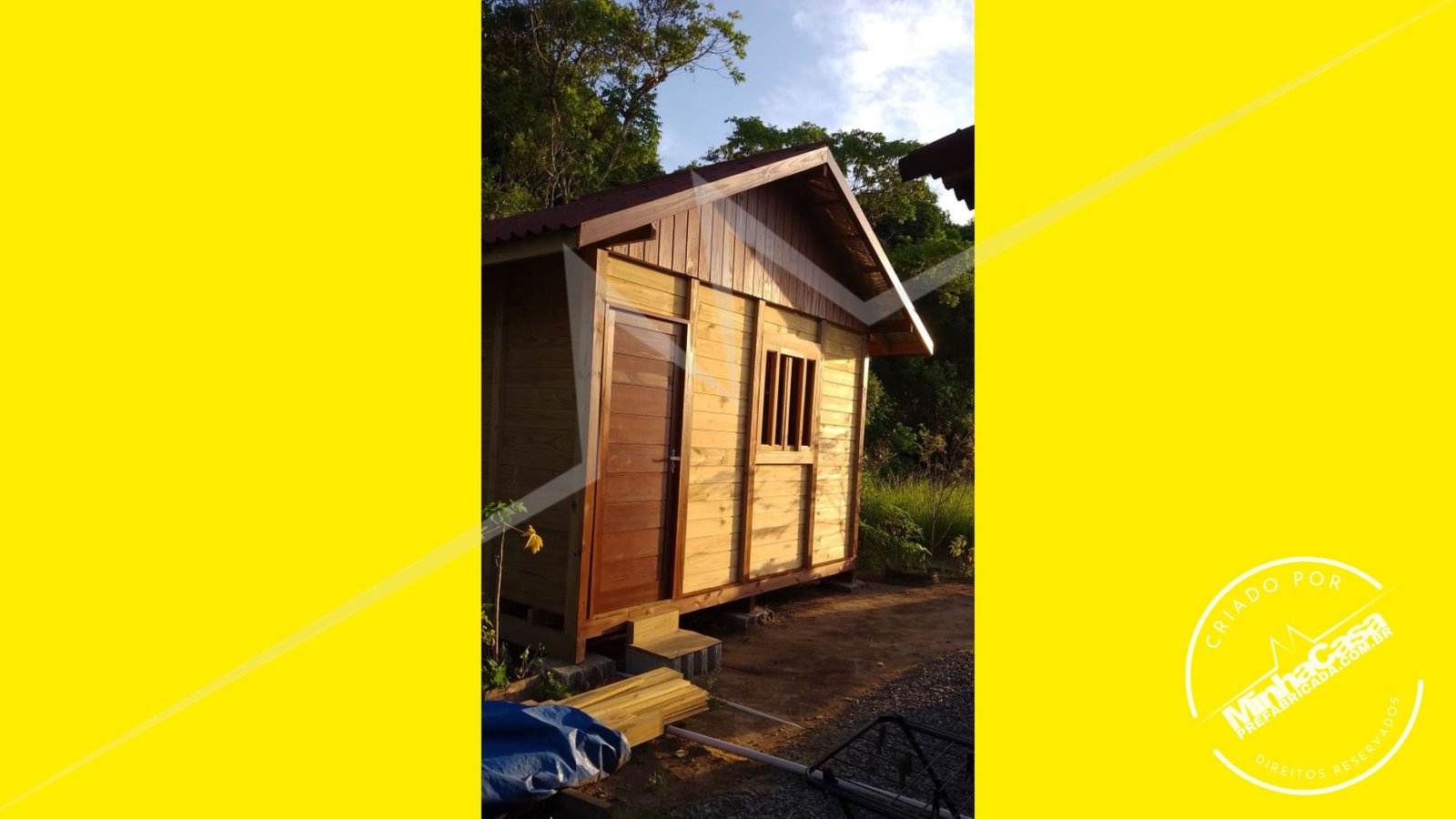 Tiny House TH02 – fachada principal vista de longe Foto real da fachada principal da Tiny House TH02 com câmera afastada