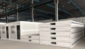 Casa container dobrável empilhada no deposito