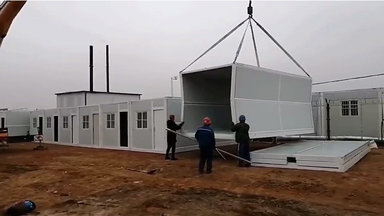 Hospital sendo feito de container pré-fabricado dobravel