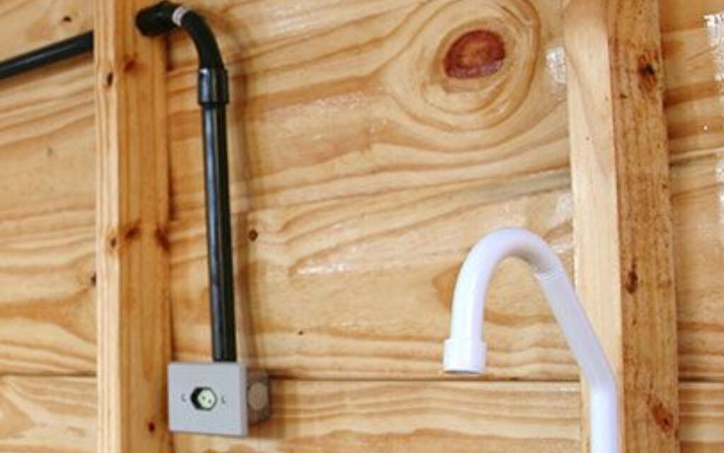 A casa de madeira, um refúgio rústico que encanta corações.