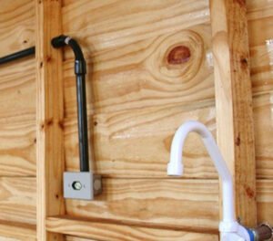 A casa de madeira, um refúgio rústico que encanta corações.