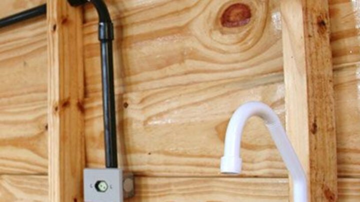 A casa de madeira, um refúgio rústico que encanta corações.