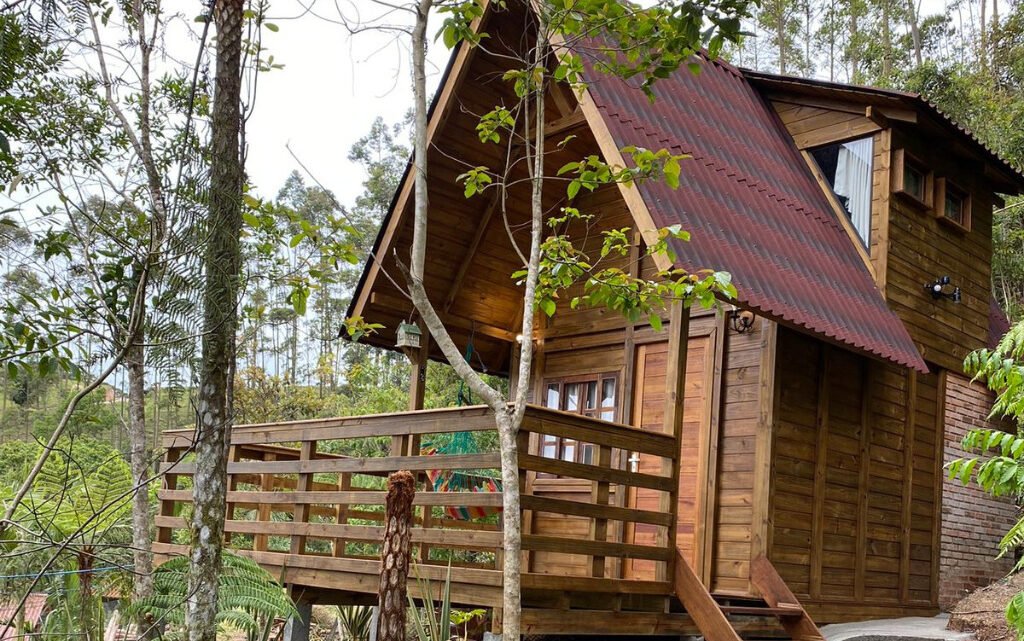 O chalé, um abraço acolhedor em meio à natureza serena.
