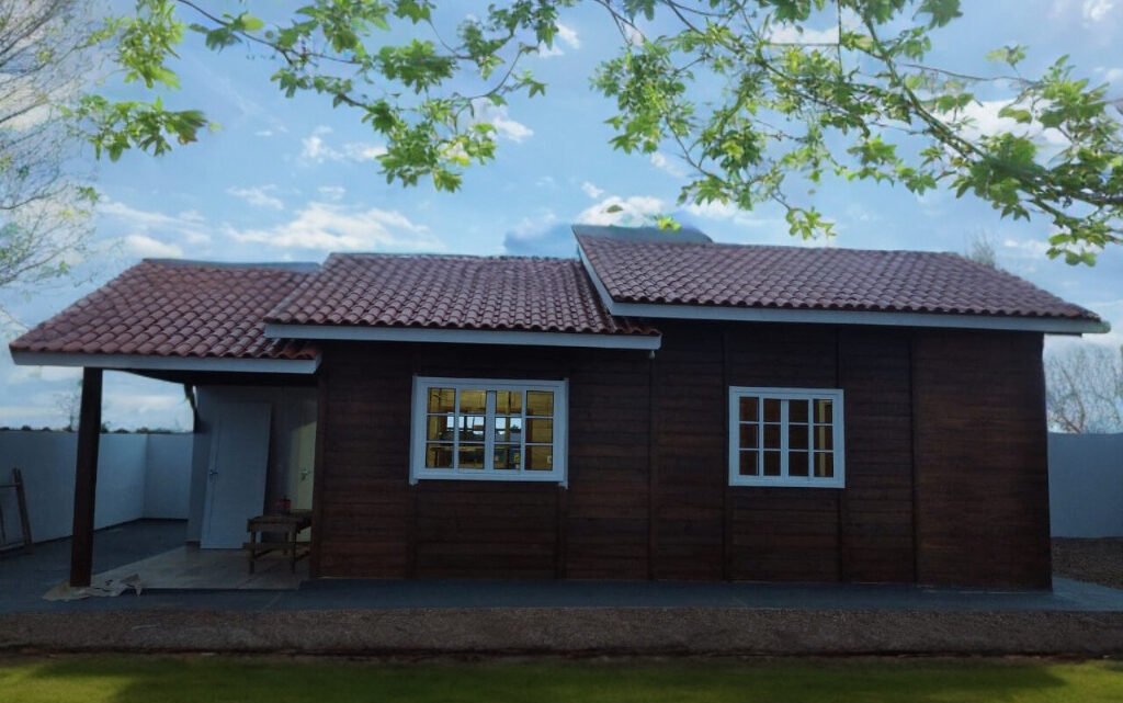 A casa de madeira, o abrigo acolhedor que encanta corações.