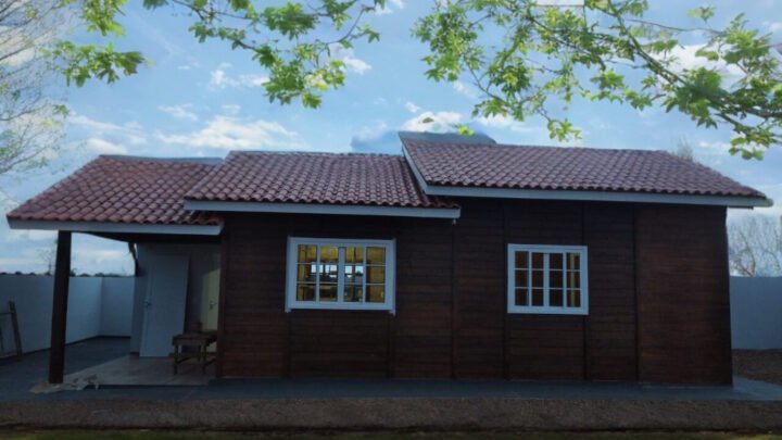 A casa de madeira, o abrigo acolhedor que encanta corações.