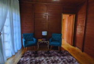 Casa de madeira, aconchego natural que abraça a alma do lar.