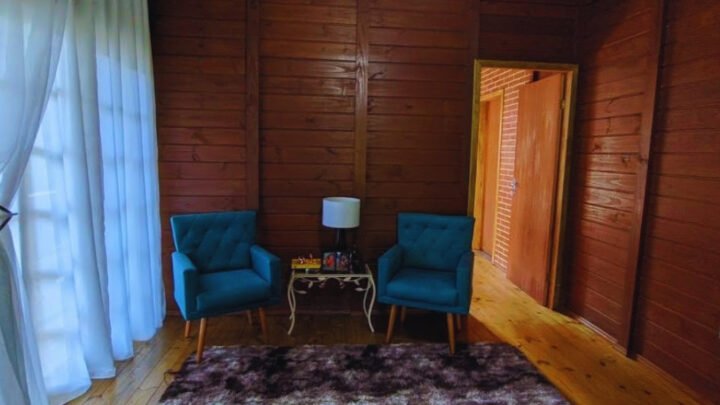 Casa de madeira, aconchego natural que abraça a alma do lar.