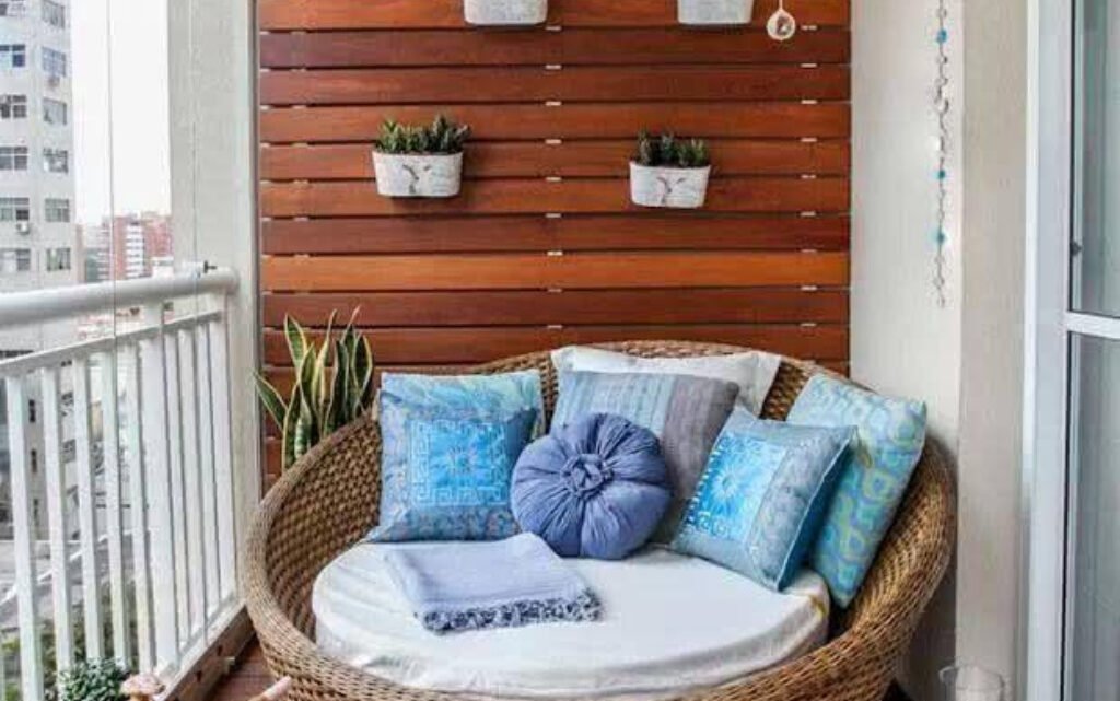 A casa de madeira com sacada, um convite ao relaxamento sereno.