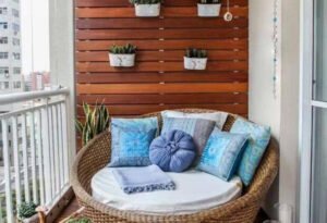 A casa de madeira com sacada, um convite ao relaxamento sereno.