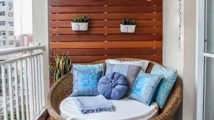 A casa de madeira com sacada, um convite ao relaxamento sereno.