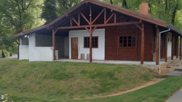 A casa de madeira, o refúgio encantador que acalma a alma.