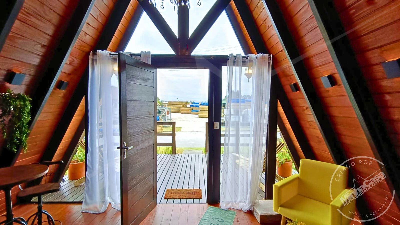 Entrada Principal do Modelo A‑Frame 1 (51,77 m²) – Detalhe da Porta Porta principal do chalé A‑Frame 1 em madeira pinus autoclave, com destaque no design