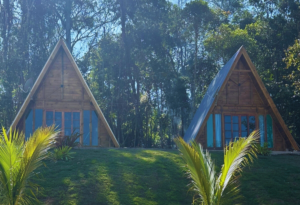 Os mini chalés, pequenos tesouros de paz em meio ao caos.