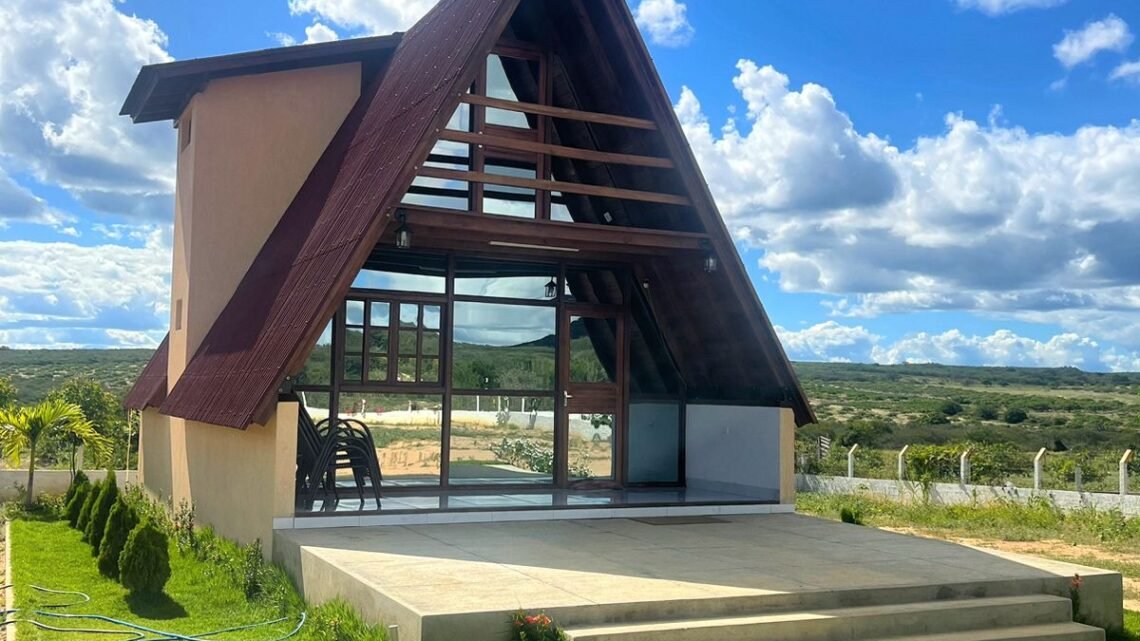 Chalé de madeira, aconchego rústico que envolve com charme e tranquilidade.