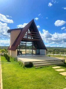 Chalé de madeira, aconchego rústico que envolve com charme e tranquilidade.