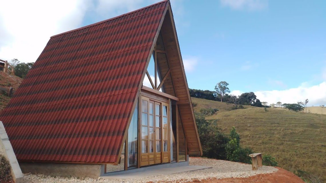 Chalé de madeira, aconchego rústico que envolve com charme e tranquilidade.