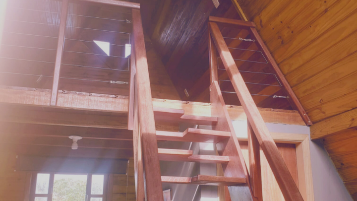 Casa com mezanino, o espaço vertical que eleva a elegância residencial.