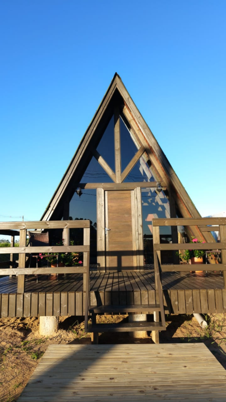 Chalés, o refúgio encantador onde a tranquilidade encontra morada.