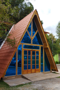 Chalé pré-fabricado, o refúgio encantador que se materializa em instantes.