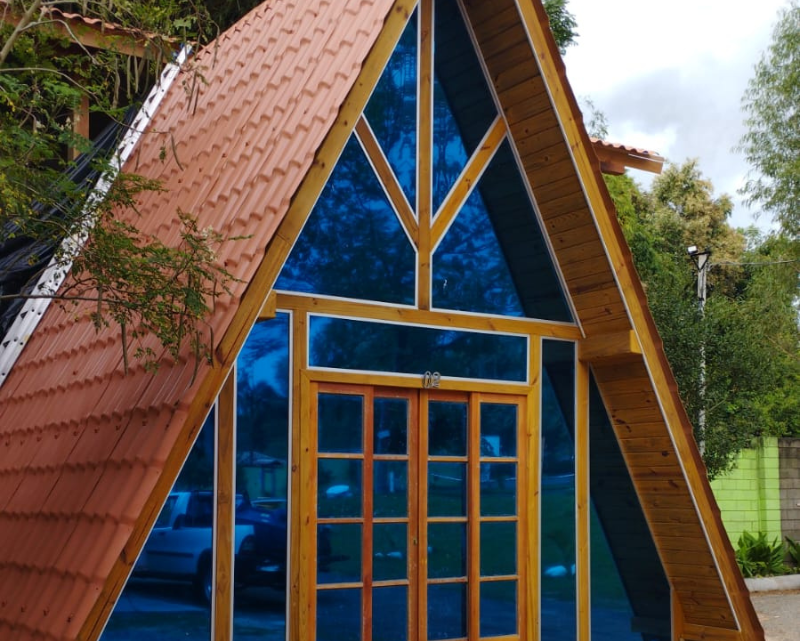 Chalé pré-fabricado, o refúgio encantador que se materializa em instantes.