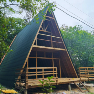 Chalé de madeira, aconchego rústico que envolve com charme e tranquilidade.