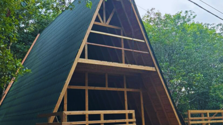 Chalé de madeira, aconchego rústico que envolve com charme e tranquilidade.