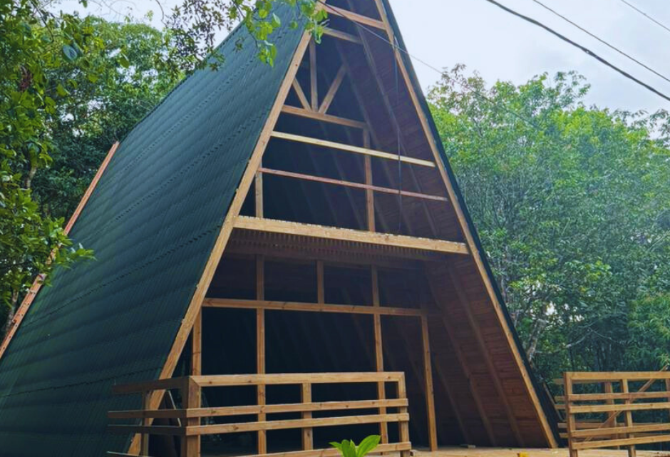 Chalé de madeira, aconchego rústico que envolve com charme e tranquilidade.