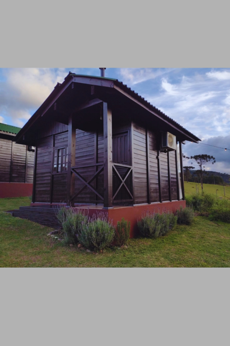 Casa de madeira pré-fabricada, aconchego instantâneo que encanta com beleza natural.