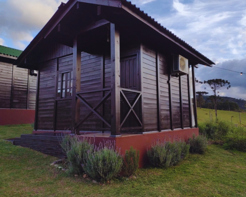 Casa de madeira pré-fabricada, aconchego instantâneo que encanta com beleza natural.