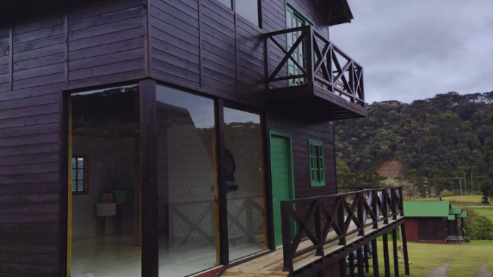 Casa de madeira, o refúgio acolhedor que conecta com a natureza.