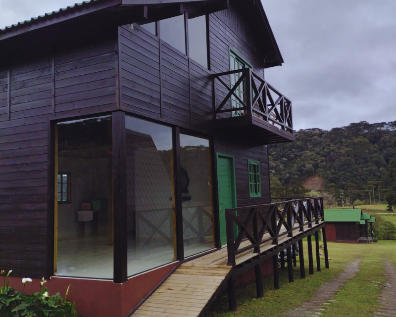 Casa de madeira, o refúgio acolhedor que conecta com a natureza.