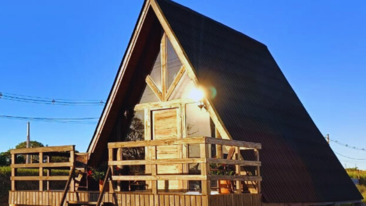 Chalé pré-fabricado, aconchego moderno que transforma sonhos em realidade habitável.