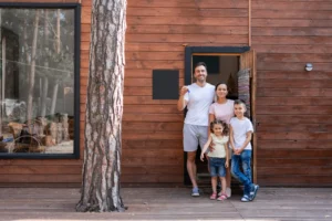 Família feliz em morar em casa de madeira