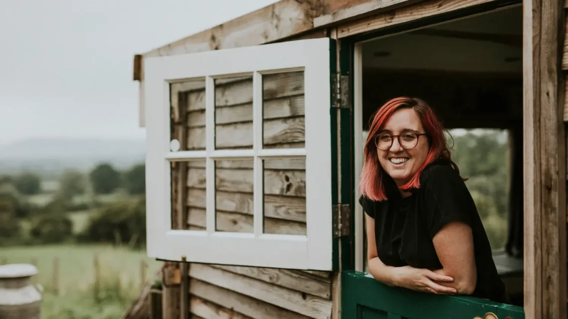 Mulher feliz em casas compactas