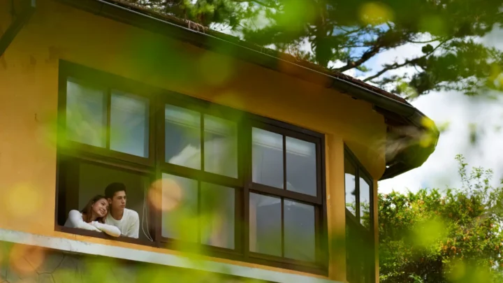 Casal feliz em casa ecológica