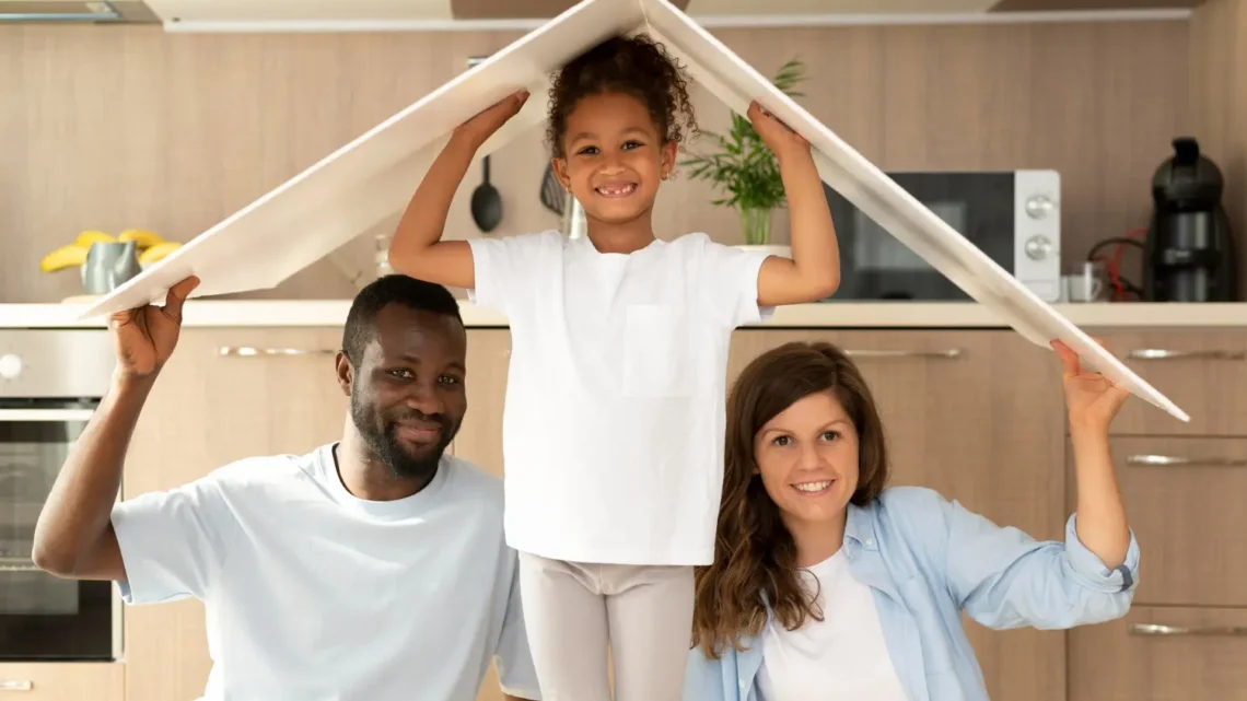 Família feliz após assinar seguro residencial para casa de madeira