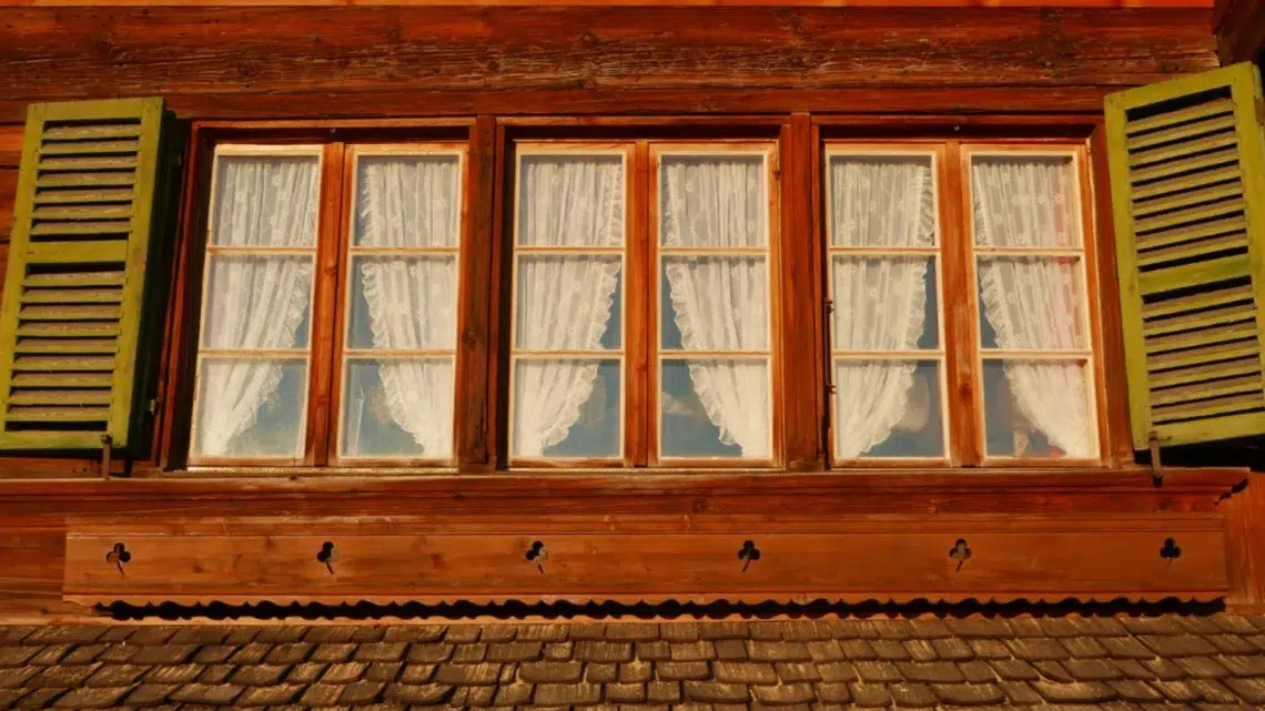 Janelas de uma casa de madeira decolonial