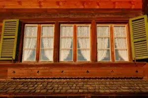 Janelas de uma casa de madeira decolonial