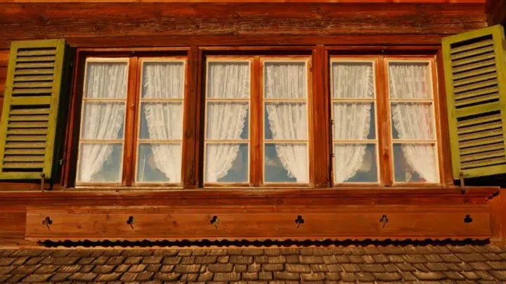 Janelas de uma casa de madeira decolonial