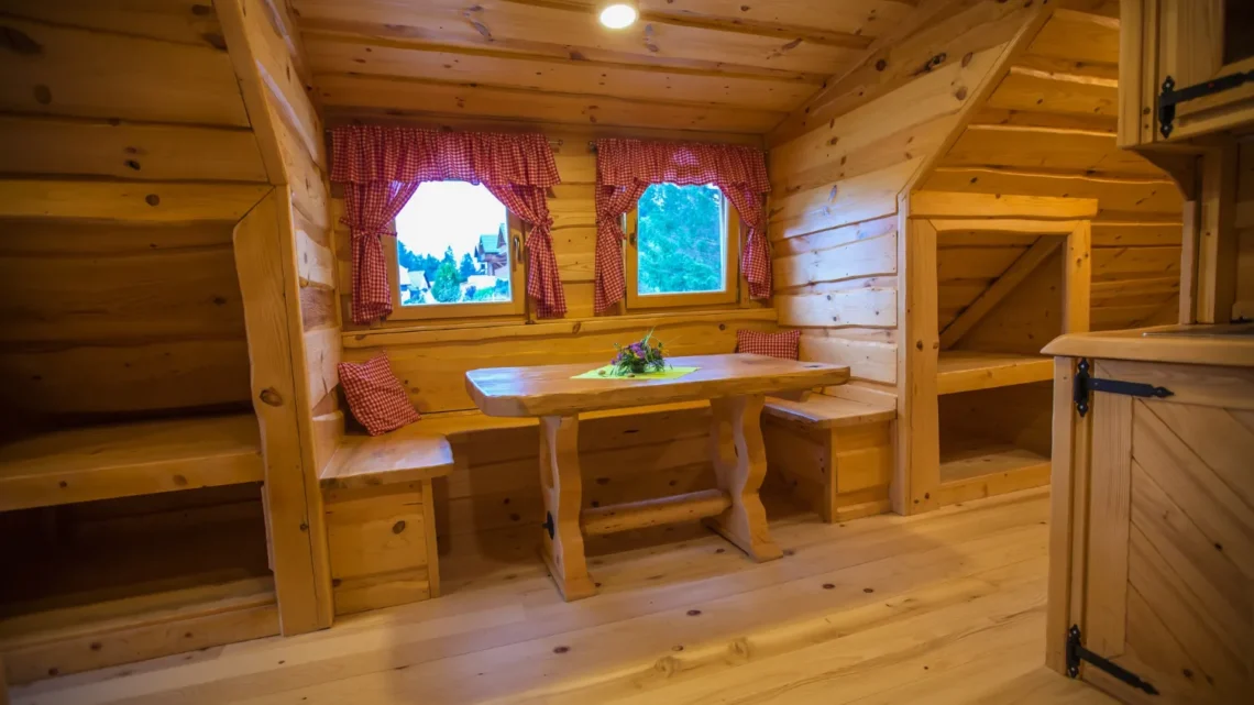 Uma casa de madeira com um lindo acabamento interno