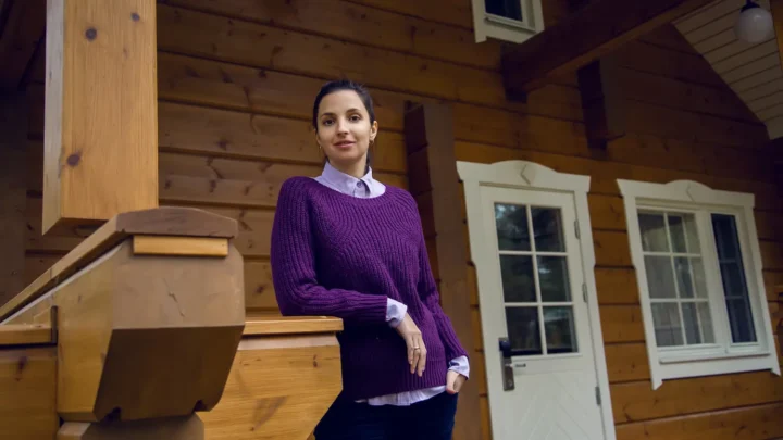 Pessoa morando em casas planejadas de madeira