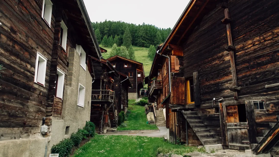 Vila de cabana de madeira rústica