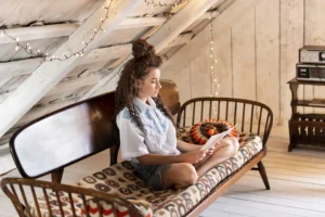 Pessoa em casa de madeira aconchegante