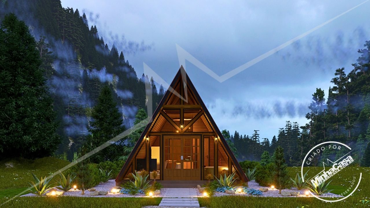 Chalé A‑Frame 1.1 (48 m²) em Madeira Pinus Autoclave em Dia Nublado Chalé pré-fabricado A‑Frame 1.1 (48 m²) em madeira pinus tratado, fotografado em ambiente nublado.